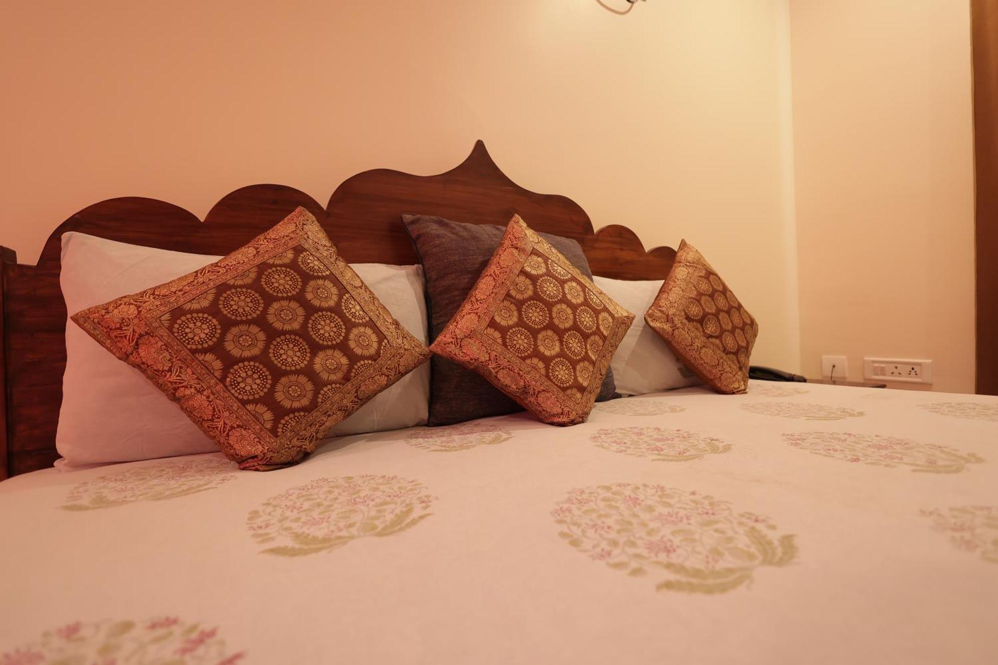 Mvt Guesthouse & Restaurant Vrindāvan Eksteriør bilde