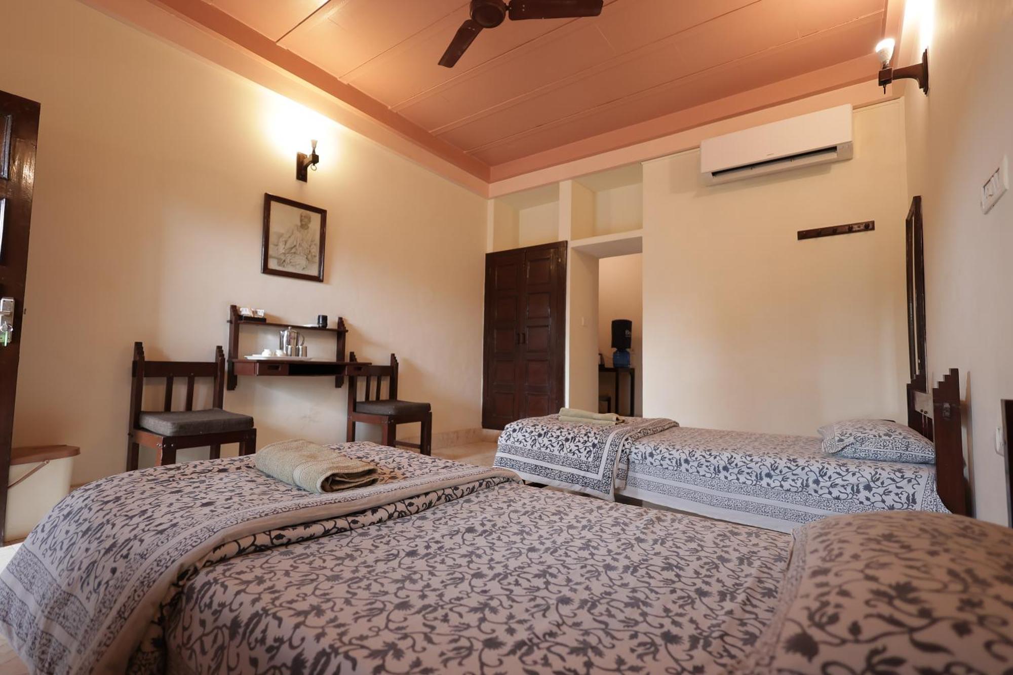 Mvt Guesthouse & Restaurant Vrindāvan Eksteriør bilde