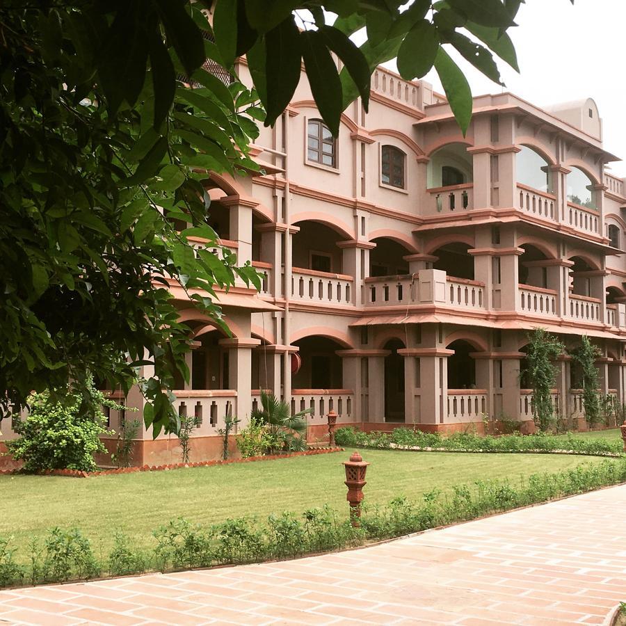 Mvt Guesthouse & Restaurant Vrindāvan Eksteriør bilde