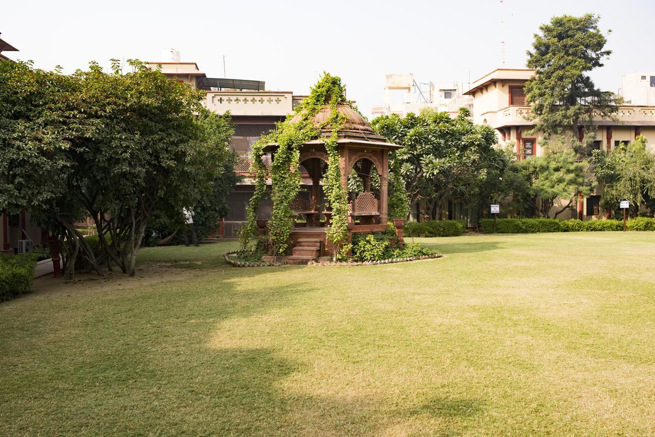 Mvt Guesthouse & Restaurant Vrindāvan Eksteriør bilde
