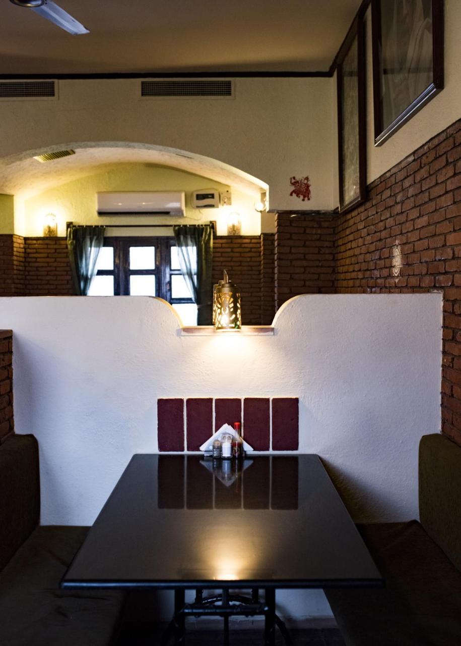 Mvt Guesthouse & Restaurant Vrindāvan Eksteriør bilde