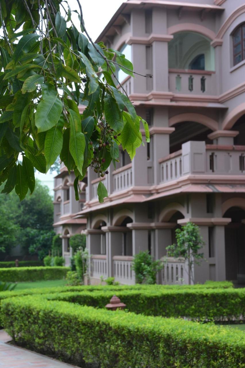 Mvt Guesthouse & Restaurant Vrindāvan Eksteriør bilde
