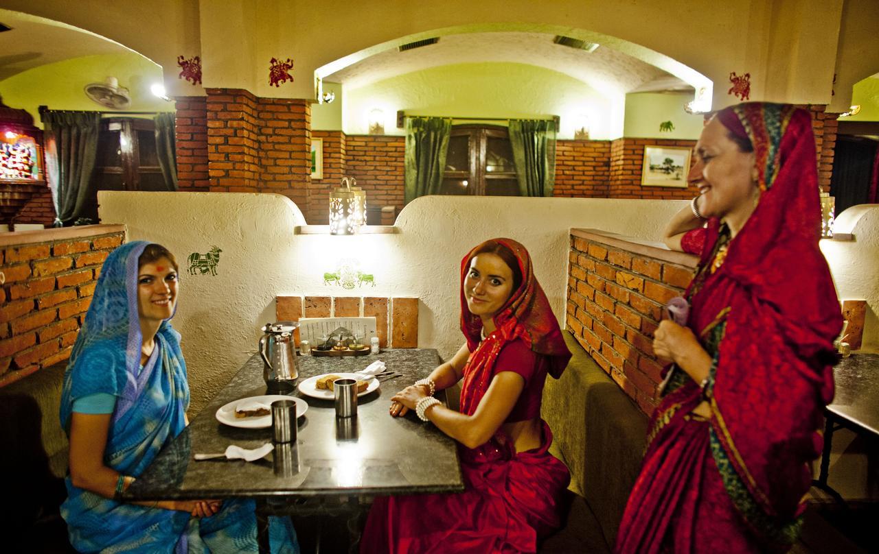 Mvt Guesthouse & Restaurant Vrindāvan Eksteriør bilde
